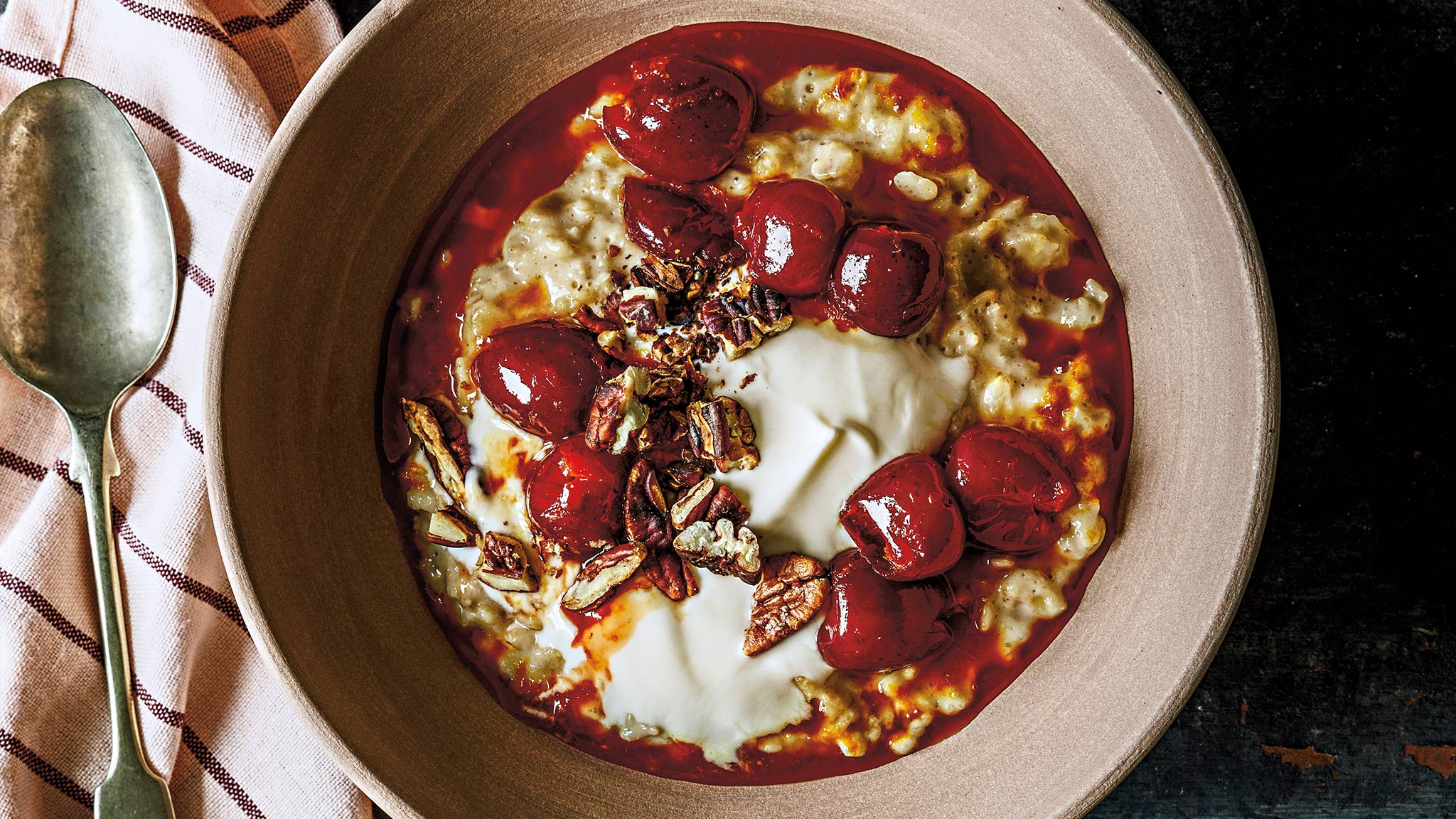 Havregrynsgröt med varma apelsinkörsbär, grekisk yoghurt & pekannötter